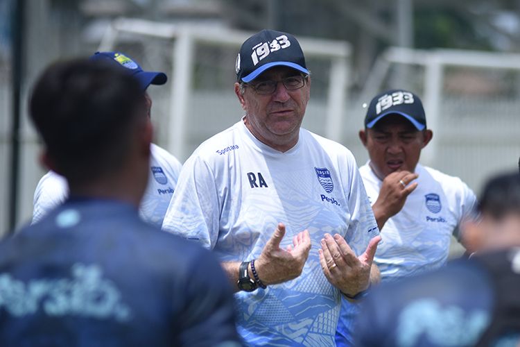 Pelatih Persib Bandung Robert Rene Alberts, memberikan instruksi kepada para pemainnya dalam sesi latihan yang digelar di Finn's Recreation Club, Canggu, Senin (3/1/2022). 