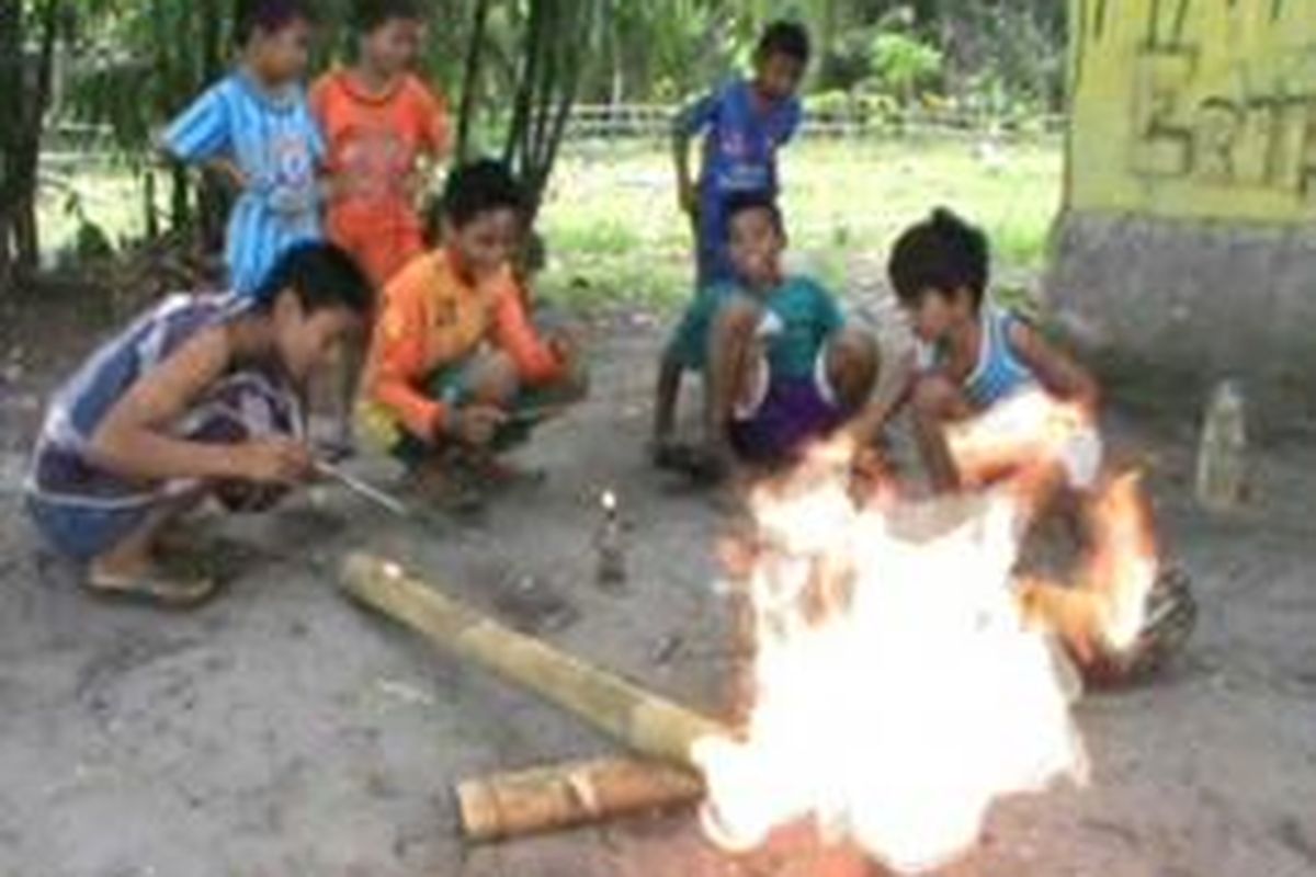 Mercon atau meriam bamboo menjadi salah satu Permainan pavorit bagi anak-anak dan remaja di polewali mandar selama Ramadan. Waktu menunggu buka puasa diisi dnegan kegiatan bermain mercon