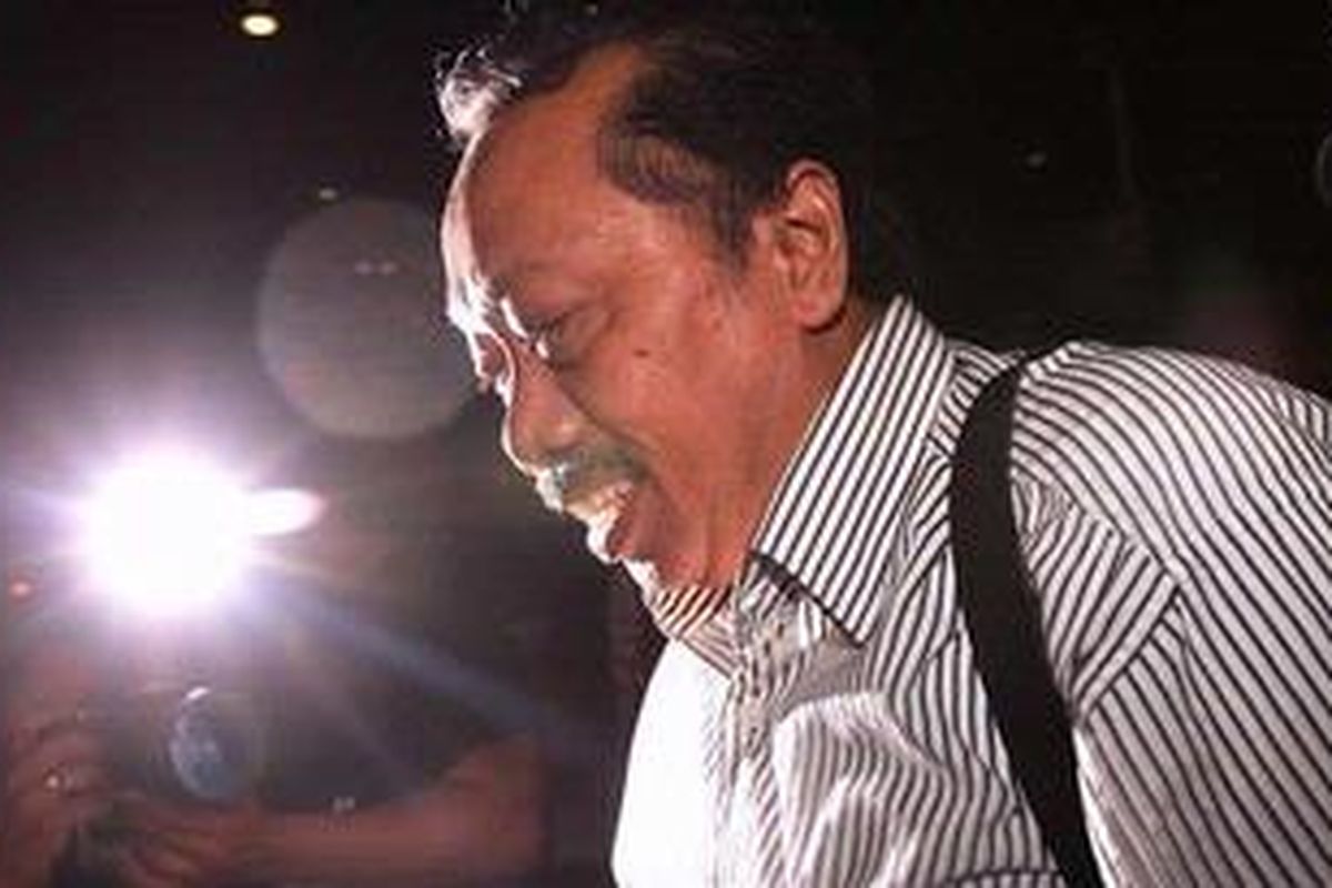 Mantan pejabat Kementerian Keuangan, Sindu Malik, meninggalkan kantor Komisi Pemberantasan Korupsi, Jakarta Selatan, Selasa (13/9/2011). Sindu diperiksa sebagai saksi dalam kasus dugaan suap di Kementerian Tenaga Kerja dan Transmigrasi.