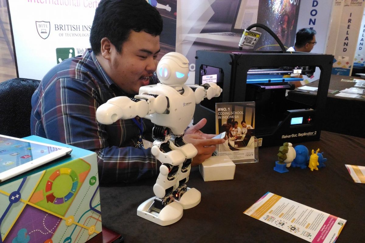 Dalam kelas coding, peserta kursus bisa mengenal, mengaplikasikan, dan mengembangkan konsep dasar pemrograman untuk robot. 