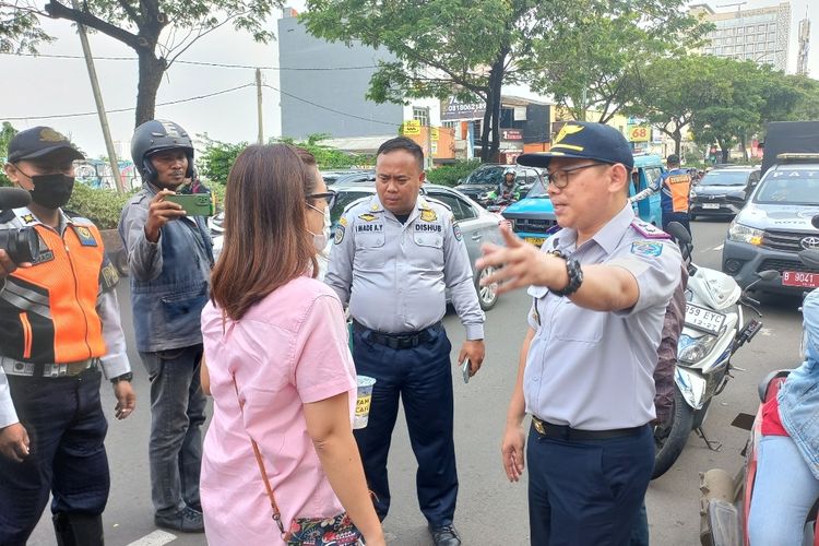 Saat pengemudi memprotes kepada petugas Dishub Kota Depok karena kendaraannya digembok di Jalan Raya Margonda, pada Selasa (14/3/2023).