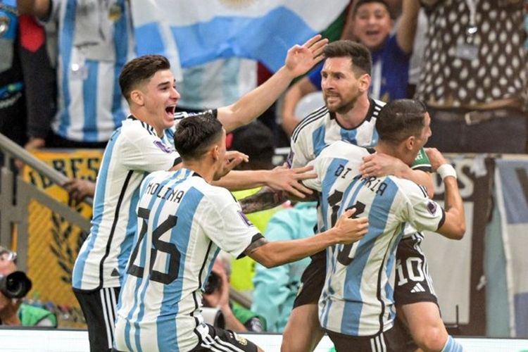Kapten timnas Argentina, Lionel Messi (10), merayakan gol bersama rekan-rekan setimnya dalam laga Grup C Piala Dunia 2022 kontra Meksiko di Stadion Lusail, Qatar, pada Sabtu (26/11/2022). Selanjutnya, Argentina akan melakoni laga penentuan melawan Polandia pada Kamis (1/12/2022) dini hari WIB.