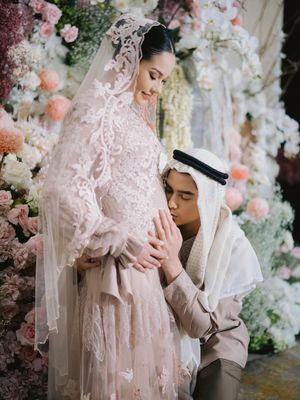 Alyssa Daguise tampil anggun saat tasyakuran 4 bulan kehamilan. Nuansa pastel, detail lembut, dan doa penuh makna menyertainya.