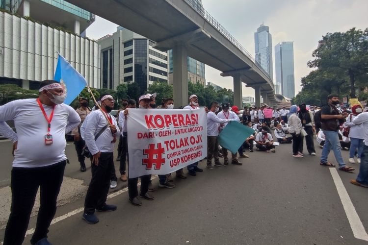 Massa yang tergabung dalam Forum Gerakan Koperasi Indonesia (FGKI) menggelar unjuk rasa di depan Gedung Kementerian Koperasi dan Usaha Kecil Menengah (UKM) di Jalan HR Rasuna Said, Setiabudi, Jakarta Selatan, Rabu (7/12/2022). 