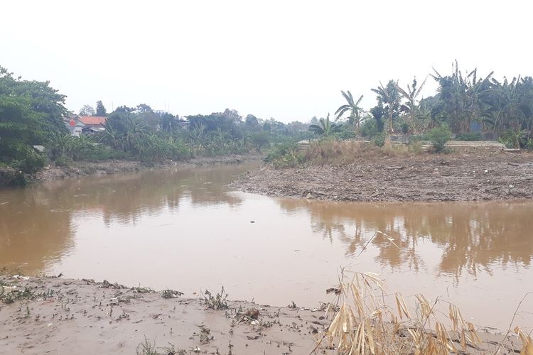 Sungai Ciliwung yang berdampingan langsung dengan permukiman warga RT 06, RW 011, Kelurahan Cililitan, Kecamatan Kramat Jati, Jakarta Timur, Rabu (9/10/2019).