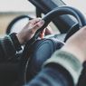 Sering Dilakukan, Amankah Menyetir Mobil Pakai Satu Tangan