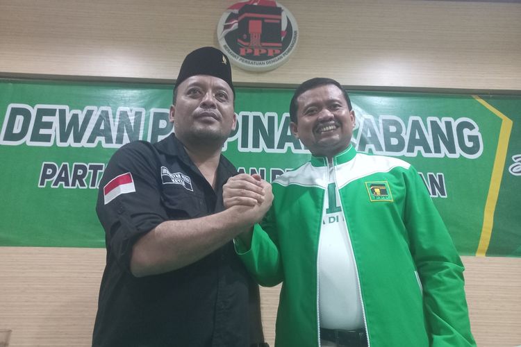 Ketua DPP PPP yang juga Bupati petahana Dony Ahmad Munir berjabat tangan dengan Ketua DPC PDI Perjuangan Irwansyah Putra di kantor DPC PPP Sumedang, Rabu (8/5/2024) sore. 