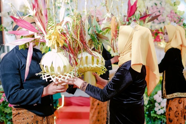 Ilustrasi tradisi kembar mayang dalam prosesi pernikahan Jawa.