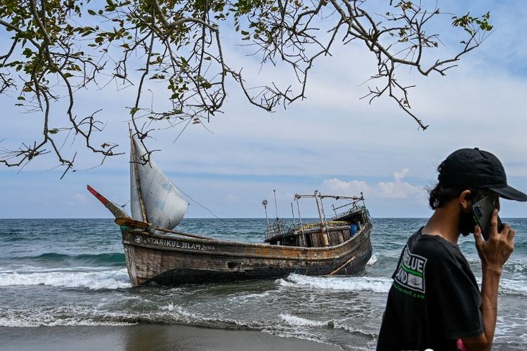Gambar ini memperlihatkan perahu yang membawa pengungsi Rohingya setibanya mereka di sebuah pantai di Krueng Raya, Provinsi Aceh, Indonesia pada 25 Desember 2022. 