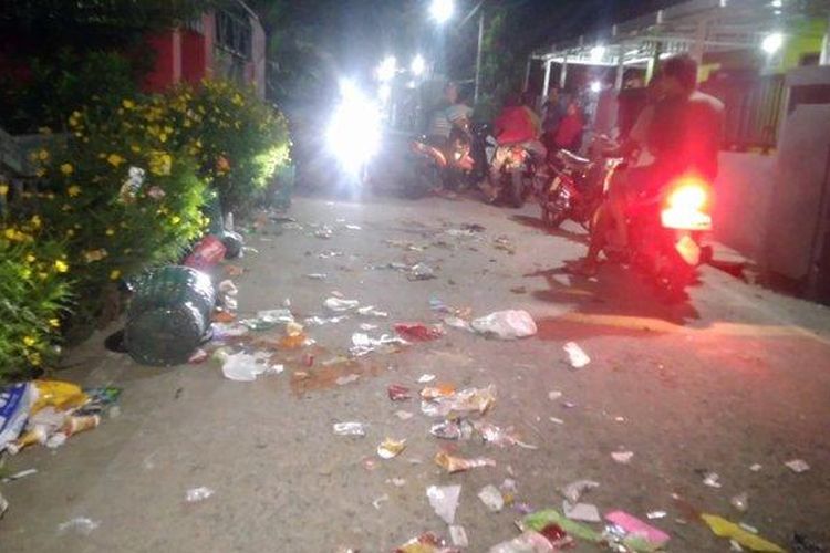 Sejumlah warga di Desa Ngembal Kulon, Kecamatan Jati, Kabupaten Kudus terlihat berjaga di depan rumah setelah terjadi bentrokan antar suporter sepak bola, Minggu (18/9/2022). 