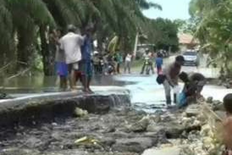 Pasca banjir dua pekan di mamuju utara sulawesi barat, sejumlah infrastruktur pembanguan seperti jalan dna jembata termasuk gorong-gorong hancur tergerus banjir.