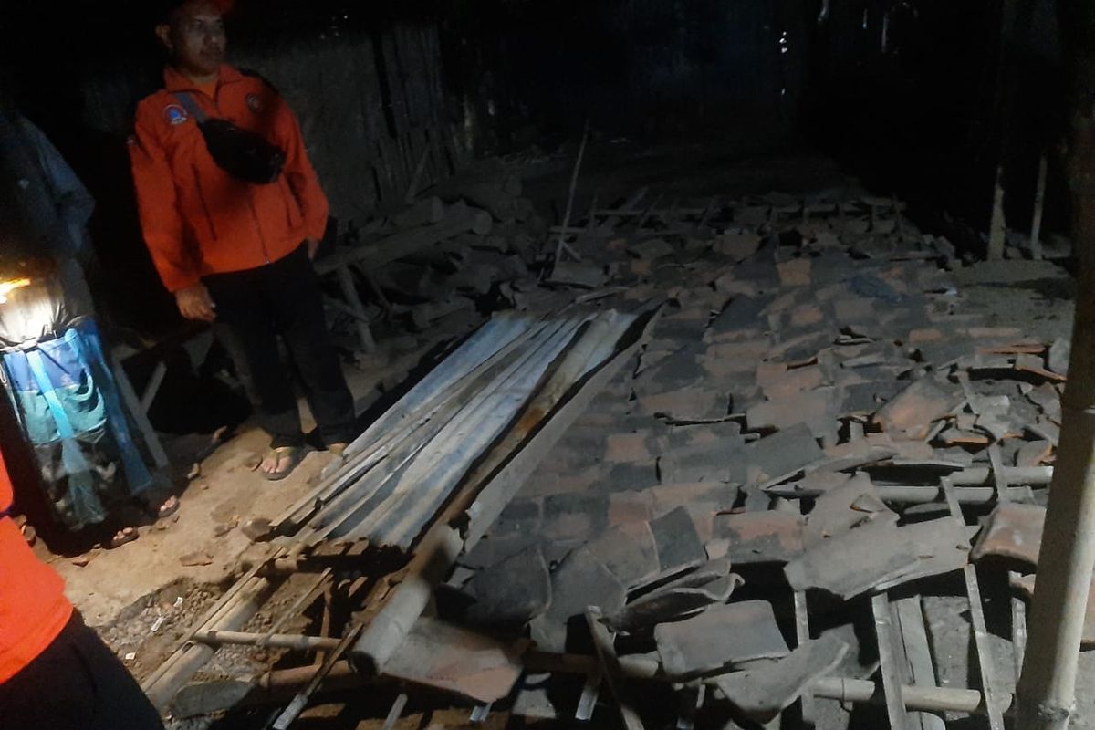 Bangunan dapur milik Buyani warga Desa Kedungdowo, Kecamatan Arjasa, Kabupaten Situbondo yang roboh pada Selasa (6/8/2024) pukul 17.00 WIB.