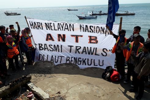 Hari Nelayan di Bengkulu Dimeriahkan Parade Kapal Tolak Trawl