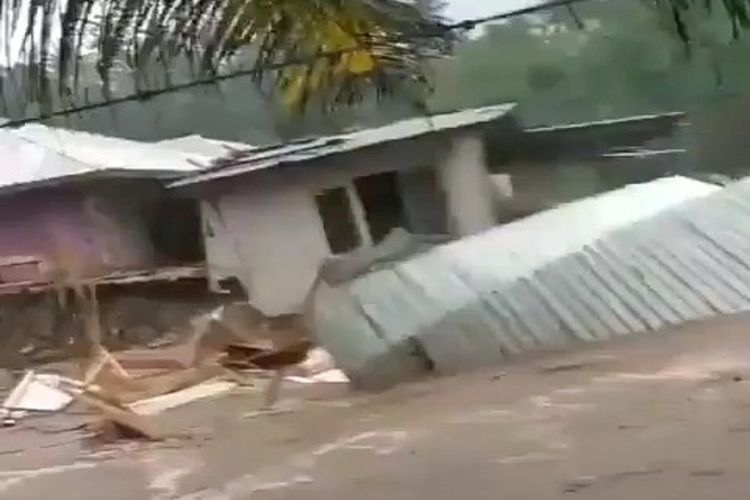 Tiga kios terbawa banjir bandang Sungai Muli, Desa Tunjungmuli, Kecamatan Karangmoncol, Purbalingga, Jawa Tengah, Minggu (24/10/2021).