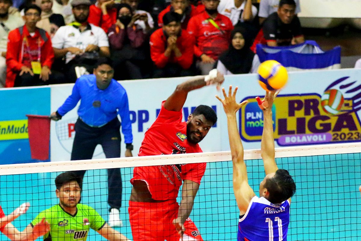 Pemain asing Jakarta STIN BIN saat pertandingan putaran kedua Proliga seri 5 melawan Jakarta LavAni Allo Bank yang berakhir dengan skor 3-0 (25-23, 25-22, 25-16 di GOR Ken Arok Kota Malang, Jumat (10/2/2023) malam.