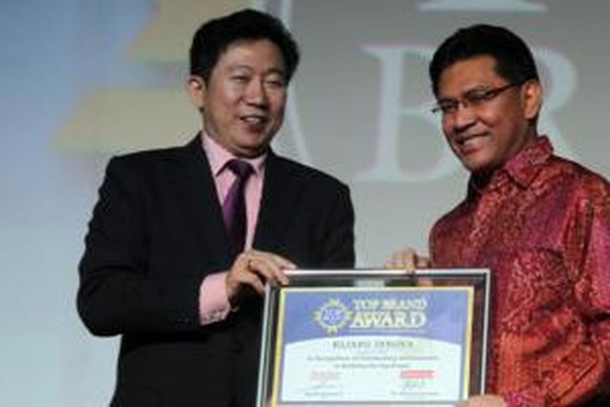 Rahmat Samulo (kanan) menerima penghargaan Top Brand Awards 2015.