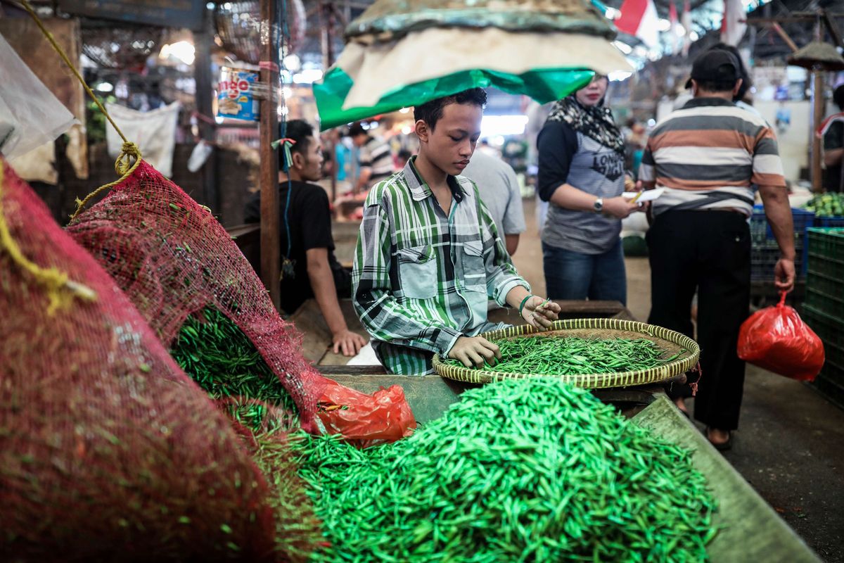 Aktivitas pedagang cabai di Pasar Induk Kramat Jati, Jakarta Timur, Rabu (8/1/2020). Harga berbagai jenis cabai di Pasar Induk Kramat Jati melonjak memasuki musim hujan.