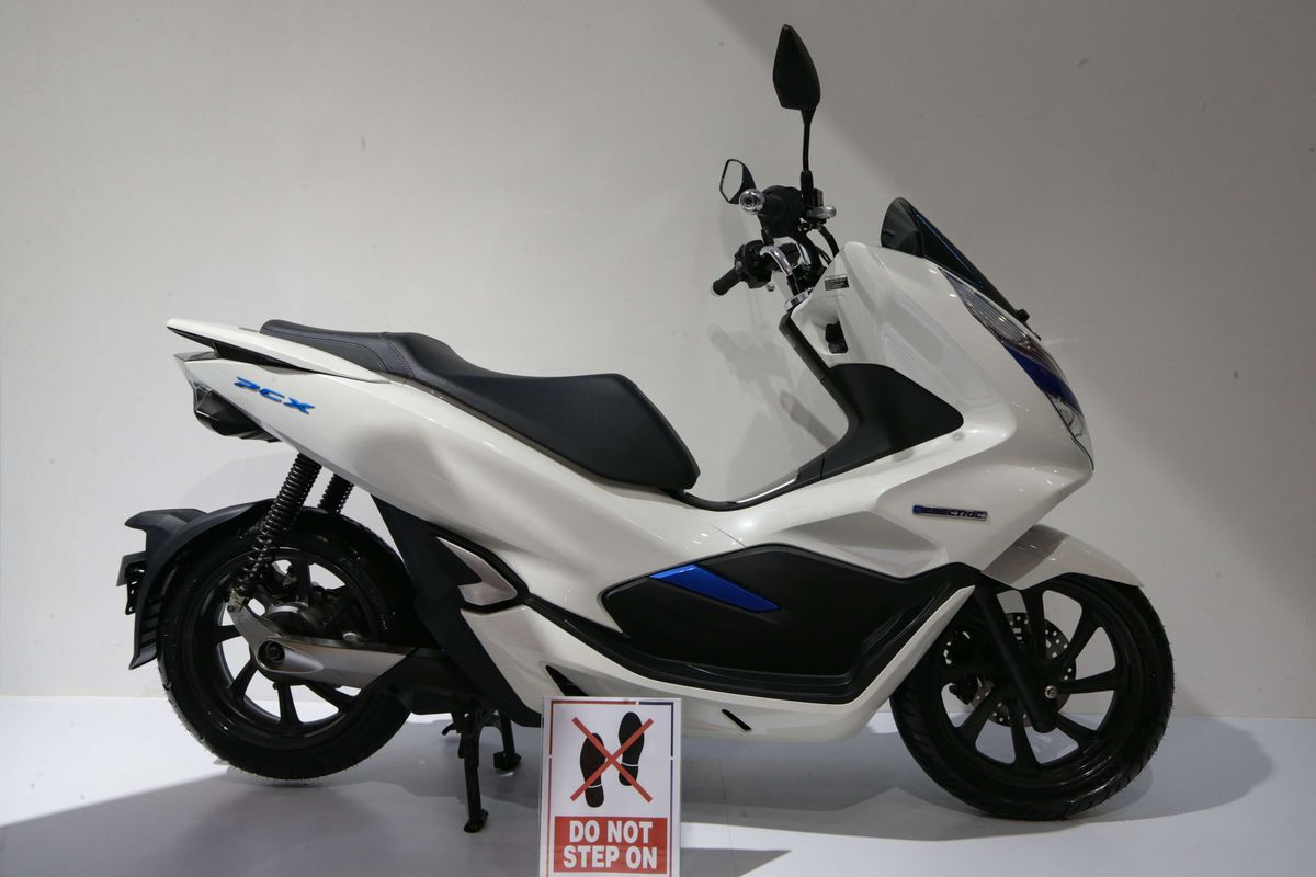 Honda PCX Electric dipamerkan di ajang Indonesia International Motor Show (IIMS) 2023 di JIExpo, Kemayoran, Jakarta Pusat, Minggu (19/2/2023). PCX Electric menggunakan dua buah baterai Lithium-ion yang disebut Mobile Power Pack