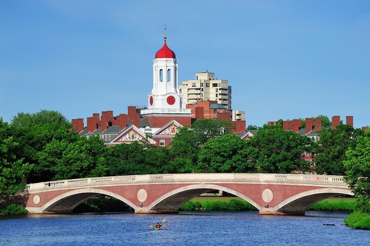 Kampus Universitas Harvard di Boston AS dengan jembatan John W Weeks di latar depan.