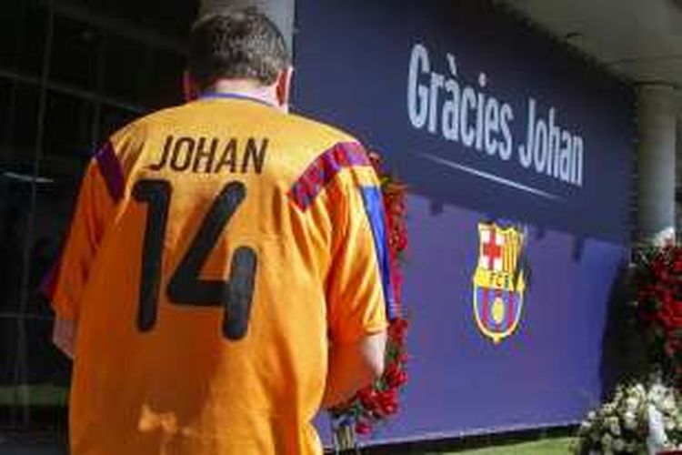 Seorang fans memberikan penghormatan kepada Johan Cruyff di Stadion Camp Nou, 26 Maret 2016.