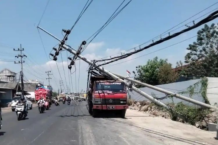 10 Tiang Listrik Roboh di Jalan Pantura Gresik, Timpa 4 Kendaraan, 1 Orang Luka