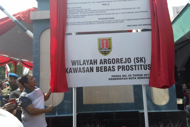 Wali Kota Semarang Hendrar Prihadi saat seremonial penutupan lokalisasi Sunan Kuning di Semarang menjadi kawasan bebas prostitusi, Jumat (18/10/2019).