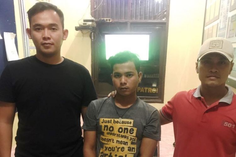 Polisi memperlihatkan tersangka kasus pencabulan anak dibawah umur, Fatahillah di Mapolsek Seunuddon, Kabupaten Aceh Utara, Senin (19/9/2017) malam