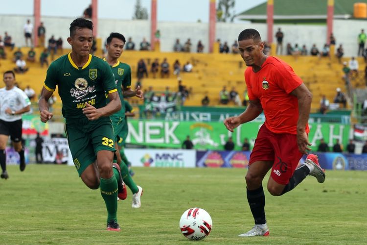 Pemain Bhayangkara FC, Renan da Silva menggiring bola dibayangi oleh Rizky Ridho dalam pentas Piala Gubernur Jatim 2020, Rabu (13/2/2020) di Stadion Bangkalan, Madura.
