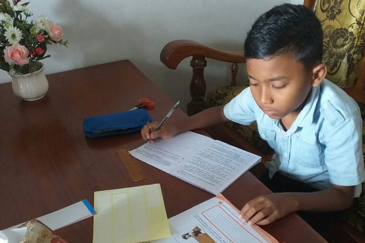 Survei dilakukan SMPN 2 kendal, Jawa Tengah kepada orangtua siswa mengevaluasi pembelajaran dari rumah diperoleh data penugasan memberatkan siswa adalah meringkas buku bacaan dan mengerjakan soal buku paket. Berdasar hasil survei tersebut, para guru dilarang memberikan  dua jenis tugas tersebut.
