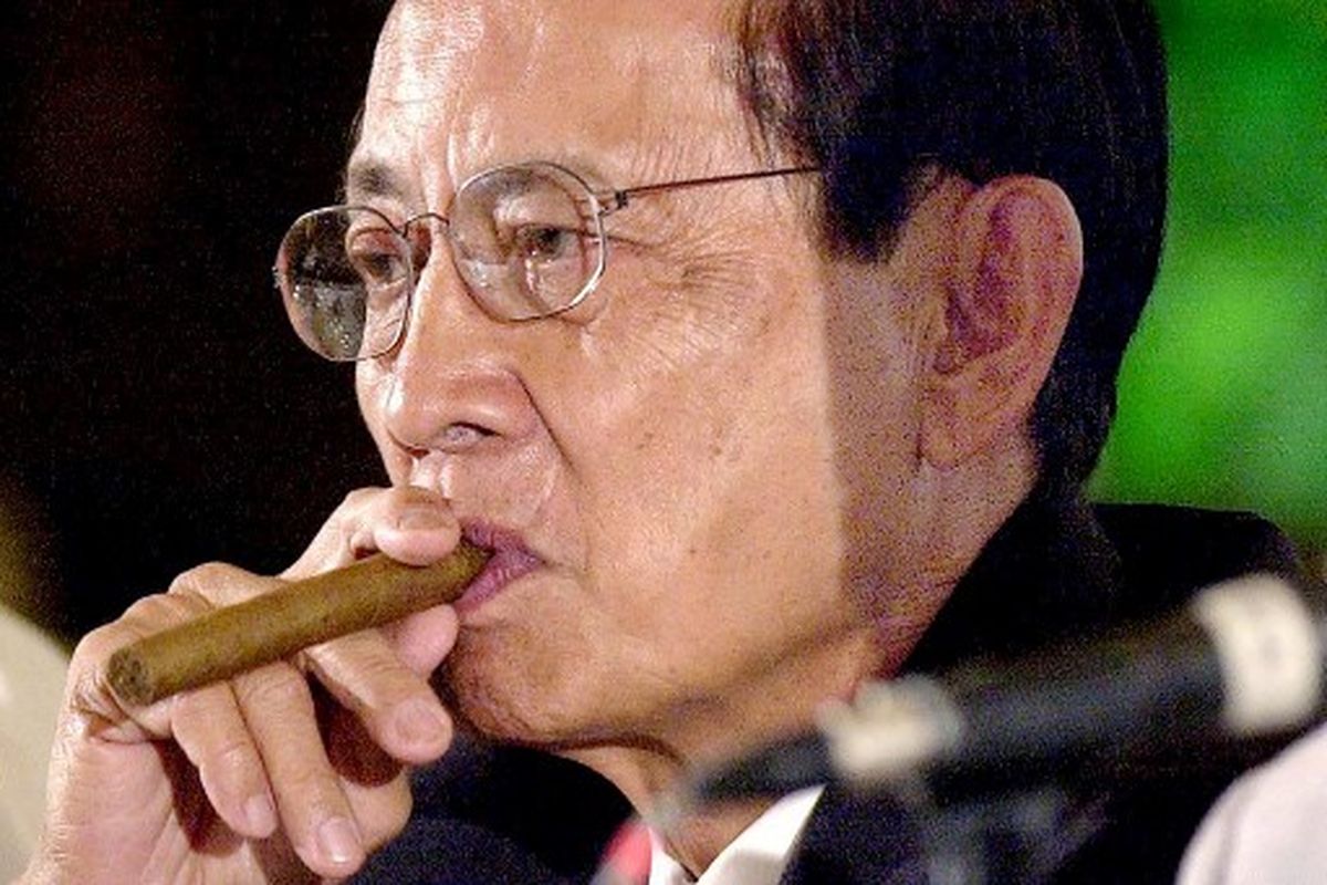 File foto yang diambil pada 13 Januari 2000 ini menunjukkan mantan presiden Fidel Ramos mengisap cerutunya sementara Presiden Joseph Estrada (tidak difoto) menjawab pertanyaan wartawan selama forum Foreign Correspondents Club di Manila. Mantan presiden Filipina Fidel Ramos, yang mengawasi periode langka pertumbuhan stabil dan perdamaian yang membuatnya mendapatkan reputasi sebagai salah satu pemimpin paling efektif di negara itu, telah meninggal pada usia 94, kata para pejabat pada 31 Juli 2022. 