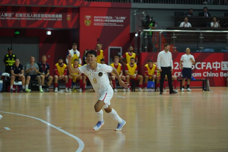 Aksi Reza Gunawan dalam partai puncak CFA International Men's Futsal Tournament 2025 antara Timnas Futsal Indonesia vs Denmark yang berlangsung di Shijiazhuang College Sport Center, Shijiazhuang, China, Kamis (11/9/2025).