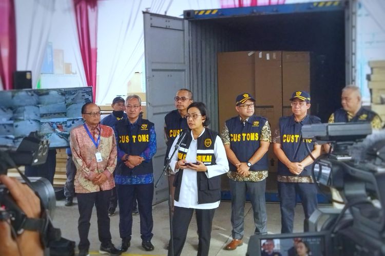 Menteri Keuangan Sri Mulyani Indrawati saat meninjau Cikarang Dry Port, Kabupaten Bekasi, Jawa Barat, Jumat (27/1/2023).