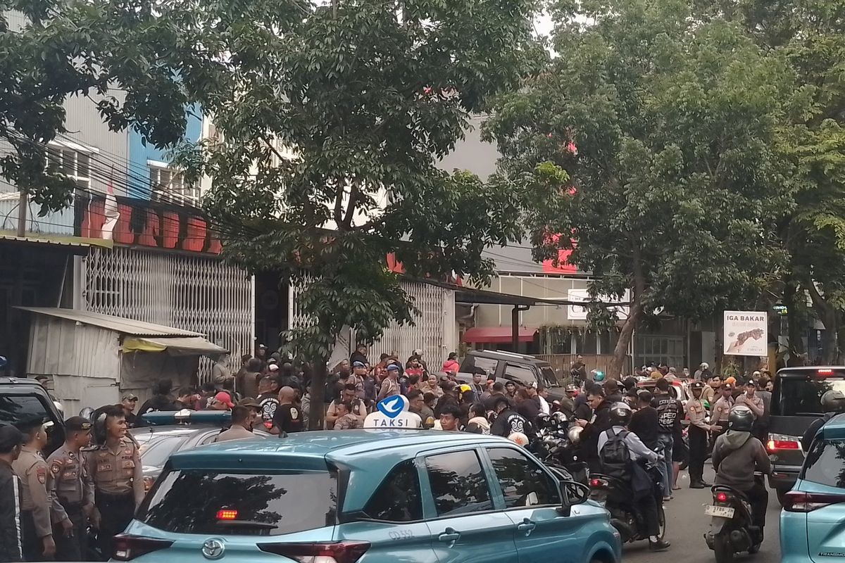 Sejumlah petugas kepolisian sedang berjaga di area depan Kantor Majelis Pimpinan Wilayah (MPW) Pemuda Pancasila (PP) Jawa Barat di Jalan BKR, Kota Bandung usai di serang diduga oleh kelompok organisasi masyarakat lain, Rabu (15/1/2025) sore.