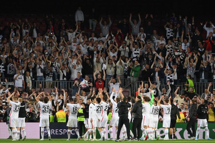 Para pemain Eintracht Frankfurt merayakan kemenangan 3-2 atas Barcelona pada laga leg kedua perempat final Liga Europa 2021-2022 di Stadion Camp Nou, Jumat (15/4/2022) dini hari WIB, di hadapan penggemar mereka.