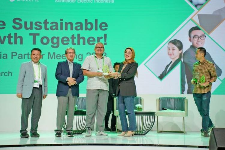 Schneider Electric Indonesia memberikan penghargaan kepada empat perusahaan, yaitu PT. Sigmatech Tatakarsa, PT. Asdi Swasatya, PT. Asia Megatama Sejahtera, dan PT. Teamworx Indonesia sebagai pemenang penghargaan untuk kategori Keberlanjutan dan Efisiensi: Dampak bagi Pelanggan pada program Green Heroes for Life.  