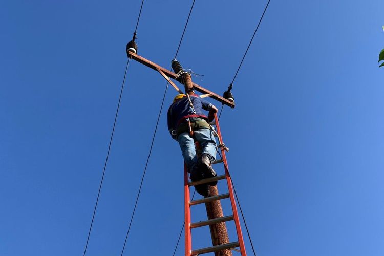 Petugas PLN Tanimbar melakukan pemulihan sistem kelistrikan pascagempa 7,5 magnitudo di wilayah tersebut, Selasa (10/1/2023)