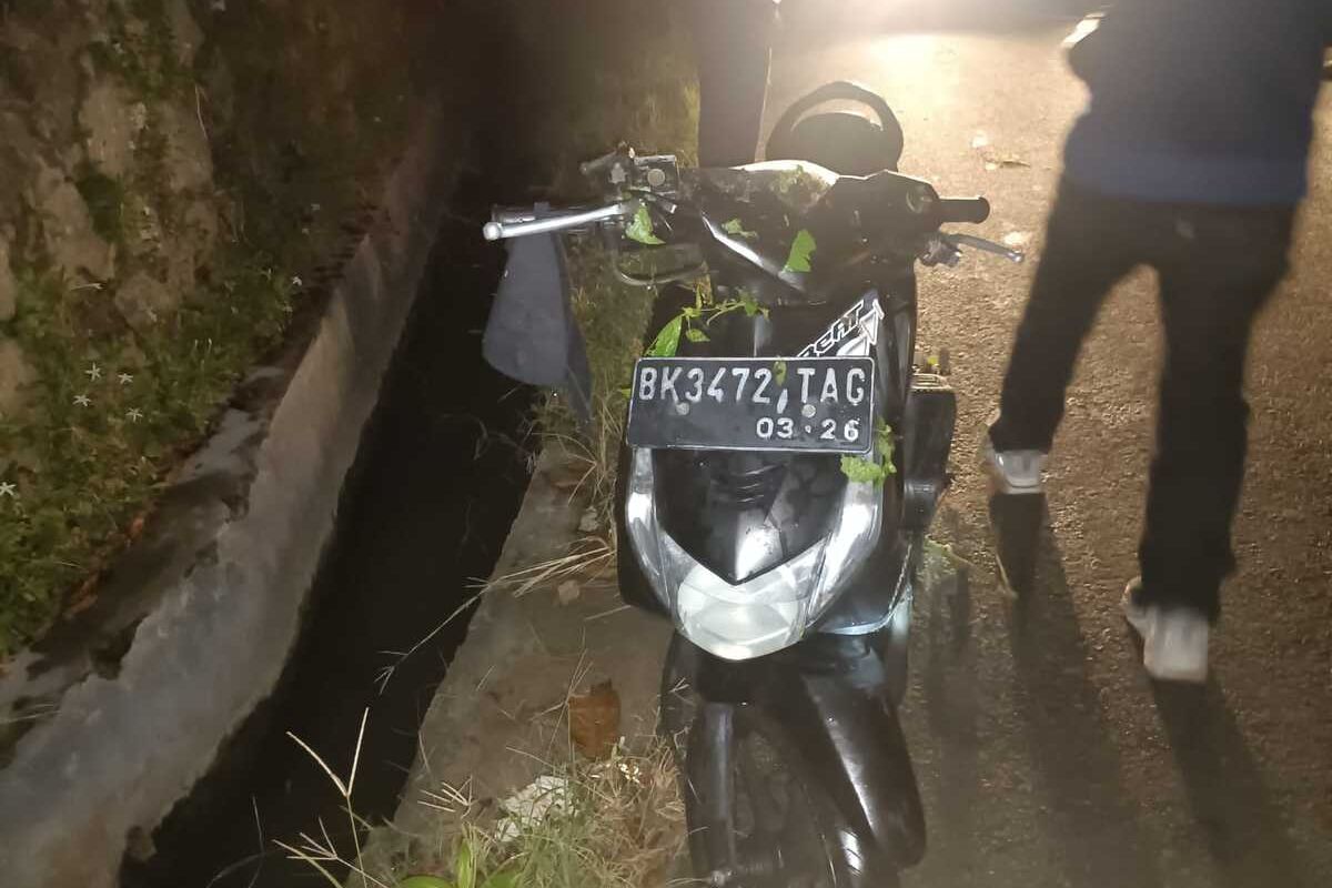 Foto: Jasad pria dan sepeda motor ditemukan di saluran irigasi Dusun Sipinggan I, Desa Panombean Kecamatan Panombeian Panei, Kabupaten Simalungun, Kamis (1/8/2024)|Dokumentasi: Polsek Panei Tongah.