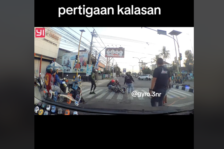 Video ojek online (ojol) menabrak pengendara motor di lampu merah, ombas terlalu ngebut dan gagal ngerem