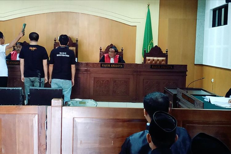 Dua orang saksi sidang kasus dugaan gratifikasi Kompol Tuti, di Pengadilan Tipikor Mataram, mengungkap sejumlah pungutan liar yang dilakukan tersangka Tuti di Rutan Polda NTB.