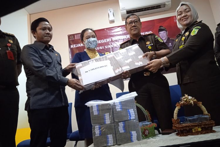Uang senilai Rp 1,195 miliar milik terpidana kasus 41,6 miliar Jepri Susandi yang disita dan disetor ke kas negara oleh Kejaksaan Negeri (Kejari) Bandar Lampung, Kamis (22/9/2022).