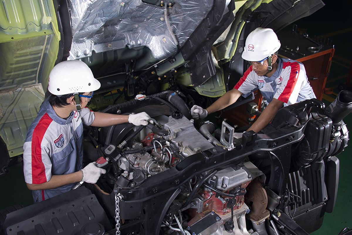 Hino mengadakan program diskon servis dan suku cadang bagi armada kendaraan komersial yang kebanjiran.