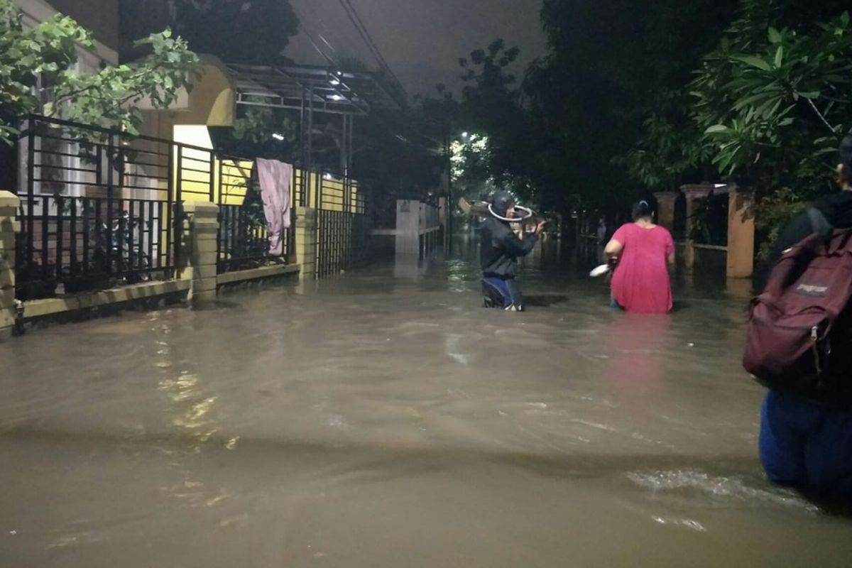 Banjir hingga 150 sentimeter rendam pemukiman warga di Jalan Hadidji, Ciracas, Jakarta Timur, Senin (11/2/2019)