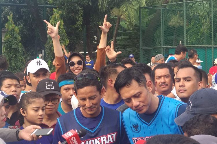 Calon wakil presiden Sandiaga Uno main basket bersama Ketua Komando Tugas Bersama (Kogasma) Partai Demokrat Agus Harimurti Yudhoyono (AHY), Minggu (17/3/2019) pagi.