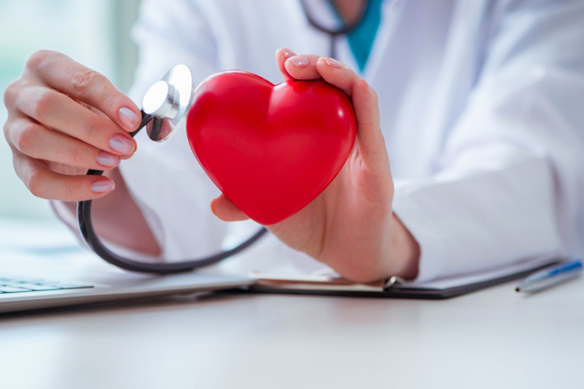 Ilustrasi pemeriksaan penyakit jantung koroner atau arteri koroner. Penyakit kardiovaskular.