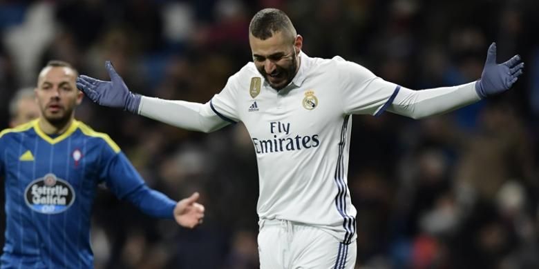 Reaksi striker Real Madrid, Karim Benzema, setelah gagal mencetak gol ke gawang Celta Vigo poada leg pertama babak perempat final Copa del Rey di Stadion Santiago Bernabeu, Madrid, Rabu (18/1/2017).
