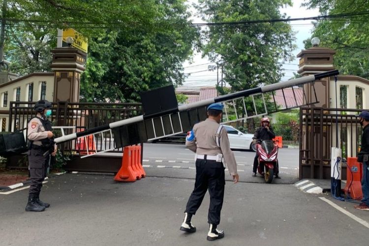 Polres Metro Jakarta Selatan memperketat penjagaan pada akses masuk guna meningkatkan kewaspadaan pasca bom bunuh diri yang terjadi di Mapolsek Astanaanyar, Kota Bandung, Jawa Barat, Rabu (7/12/2022).