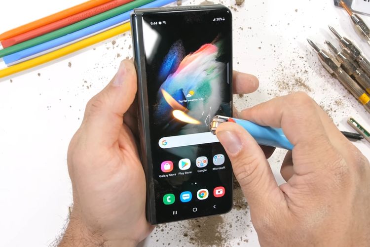 Uji coba ketahanan Samsung Galaxy Z Fold 3.