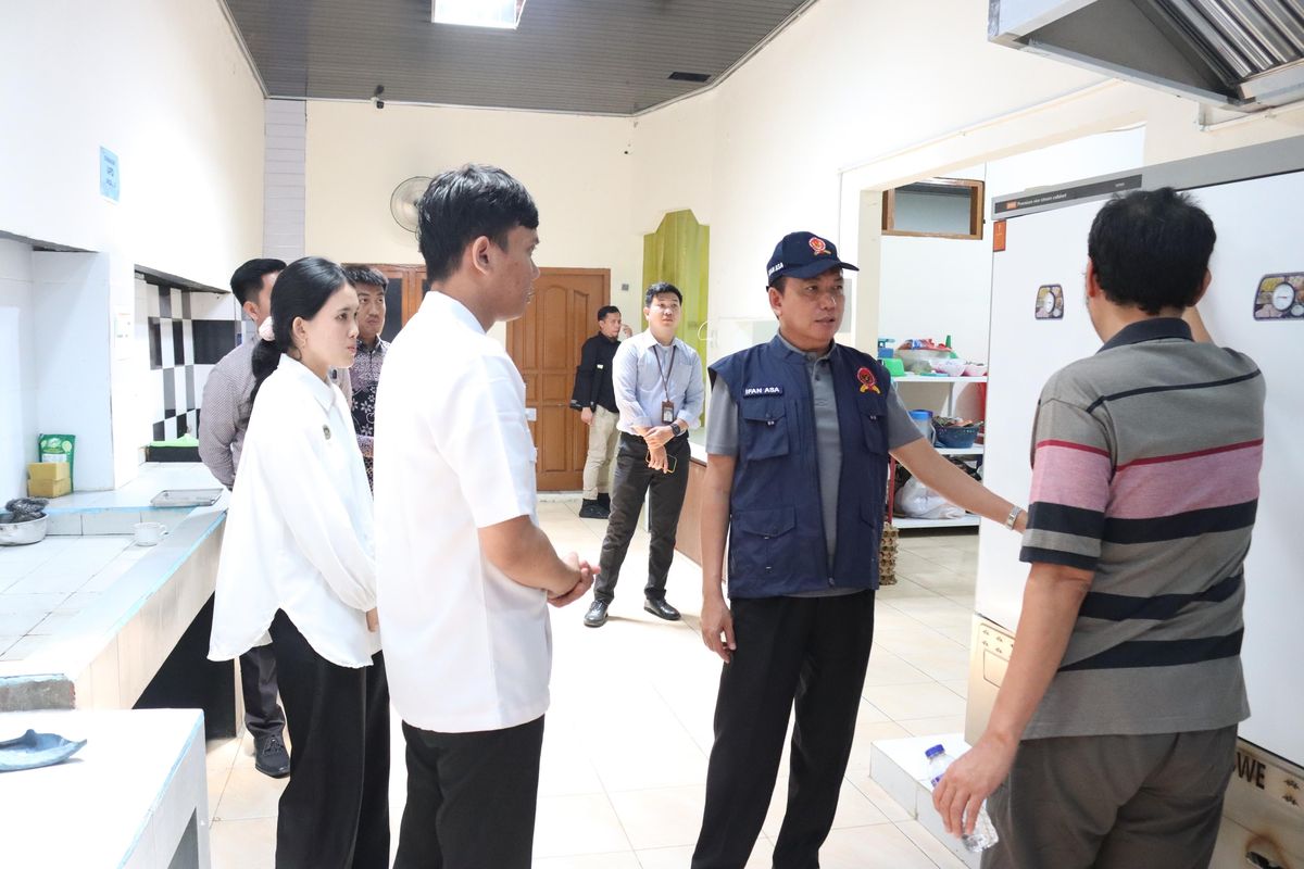 Ketua KPPU M. Fanshurullah Asa (Ifan) saat melakukan pemeriksaan ke salah satu SPPG di Bandar Lampung, Sabtu (26/7/2025).