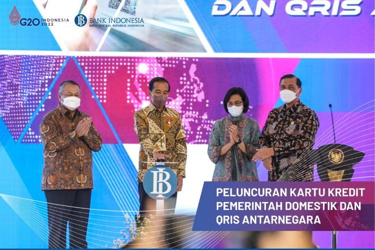 Gubernur BI Perry Warjiyo, Presiden RI Joko Widodo, Menkeu Sri Mulyani, serta Menko Kemaritiman dan Investasi Luhut Binsar Pandjaitan dalam peluncuran QRIS Antarnegara dan Kartu Kredit Pemerintah Domestik, Senin (29/8/2022) 