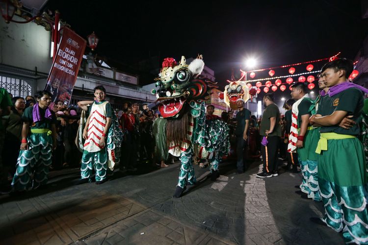 Atraksi Kie Lin memeriahkan perayaan puncak Cap Go Meh Bogor Street Festival (CGM-BSF) 2023 di Jalan Suryakencana, Bogor Tengah, Kota Bogor, Minggu (5/2/2023). Atraksi seni budaya seperti Ogoh-ogoh dari Bali, Kendang Beleq dari Lombok, dan Bouraq dari Cirebon, Ondel-ondel Betawi, Reog Ponorogo, serta belasan pertunjukan dari sanggar kesenian dari Jawa Barat dan sekitarnya memeriahkan acara ini.